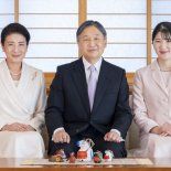 Un hombre se desnudó ante el emperador de Japón en pleno año nuevo. Un hombre se desnudó ante el emperador de Japón en pleno año nuevo.