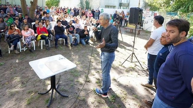 El intendente de Villa Gesell, Gustavo Barrera, y los dirigentes gremiales celebraron el acuerdo paritario con los trabajadores municipales.