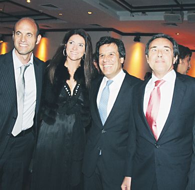 Guillermo Dietrich, Javiera Álvarez Echagüe, Facundo Manes (INECO) y Jorge Sánchez Córdova (Finansur), el lunes en el Yacht Club de Puerto Madero.