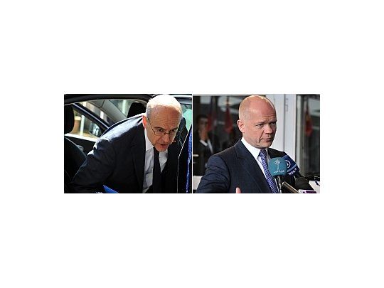 El ministro de Relacciones Exteriores francés, Alain Juppé y su par británico, William Hague, criticaron las operaciones de la OTAN en Libia.