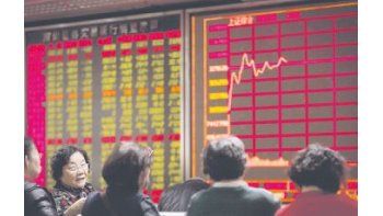 Los inversores chinos tuvieron ayer un respiro tras la fuerte intervención del banco central. Las Bolsas de ese país lograron recortar las pérdidas tras el derrumbe del lunes pasado.