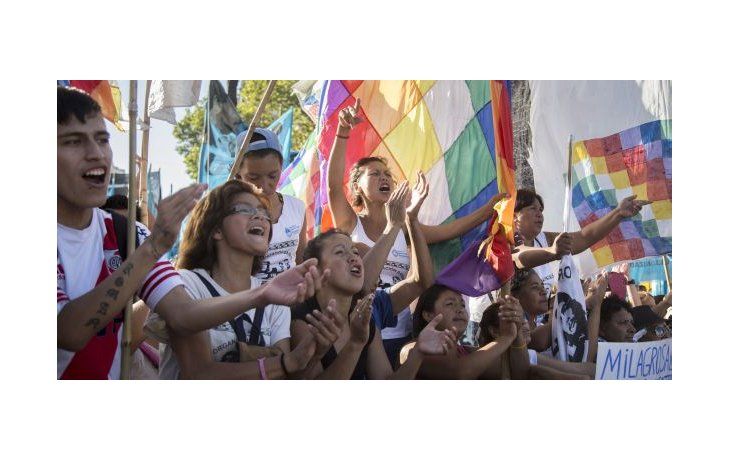 Diversas agrupaciones sociales, políticas y de DDHH se movilizaron a Plaza de Mayo.