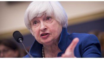 Yellen defendió las políticas económicas de la administración Biden. Destacó que, aunque la inflación aumentó temporalmente, el crecimiento económico y la reducción del desempleo fueron logros clave.