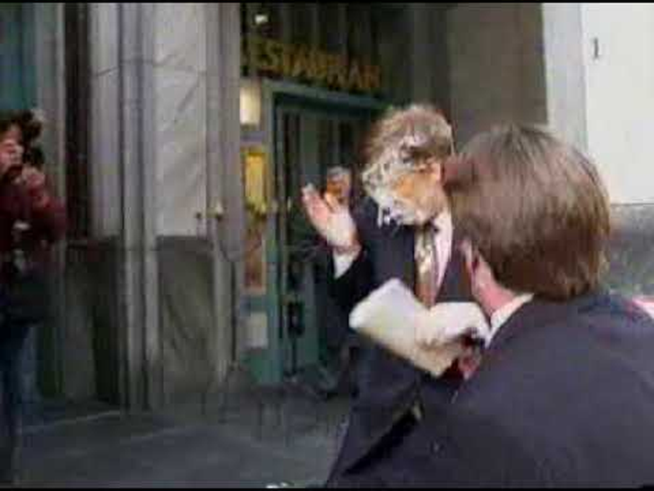 Captura del momento en que Gates se quería limpiar la cara Captura del momento en que Gates se quería limpiar la cara