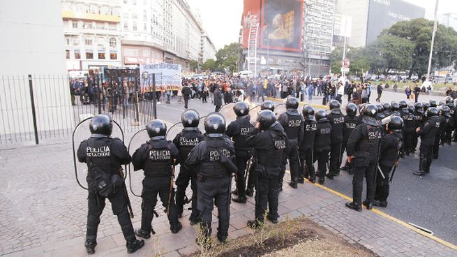 Policía. La Policía porteña actuó ayer en el Obelisco para frenar la protesta de las agrupaciones Votamos Luchar y Rebelión Popular. En medio del accionar falleció Facundo Molares.