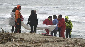 tragedia: murieron 59 migrantes cerca de la costa de italia