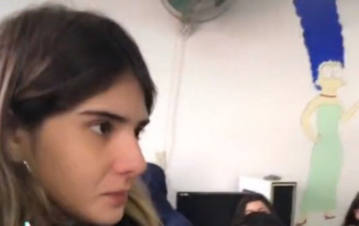 no podia pagar el viaje a bariloche y fue sorprendida con un regalo emocionante