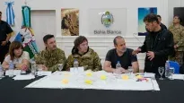 Milei de campera militar junto a Kicillof, en el centro de operaciones del comité de crisis.&nbsp;