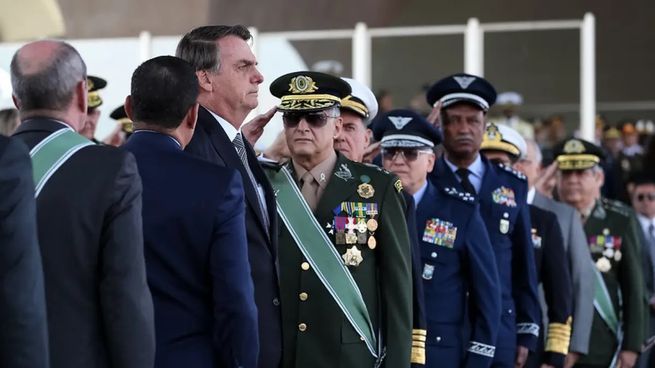 El presidente de Brasil, Jair Bolsonaro, recibe el saludo de los comandantes de las Fuerzas Armadas.