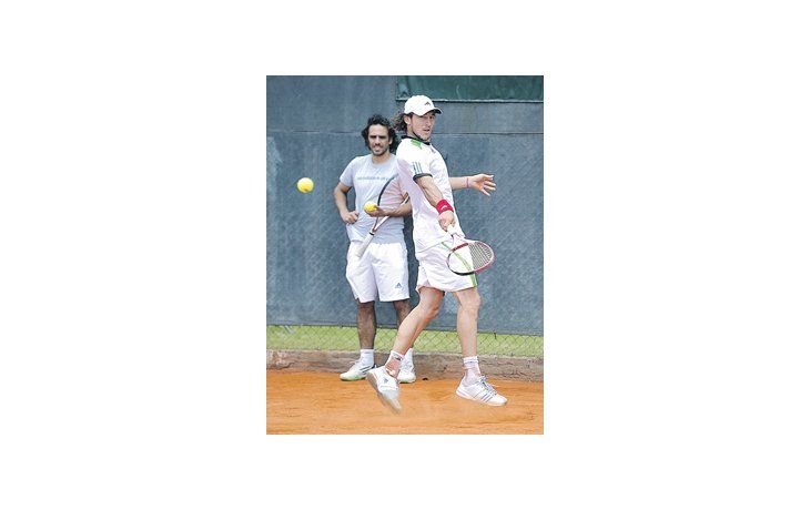 «Pico» Mónaco entrena en el Tenis Club Argentino bajo la atenta mirada de su coach, Mariano Zabaleta.