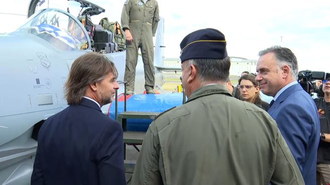 Yamandú Orsi y Luis Lacalle Pou se reencontraron en la presentación de los aviones Super Tucano.