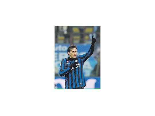 Diego Milito festeja el gol marcado al Lazio, que le permitió al Inter llegar al cuarto puesto (a 6 de Juventus) y superar a su vencido.