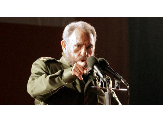Fidel Castro Ruz, el hombre que cambió toda la política latinoamericana en 1959, con su revolución contra la dictadura de Fulgencio Batista en Cuba. Sobreviviente de mil trances políticos y atentados contra su vida, fue el eje de apasionados debates ideológicos que trascendieron incluso a la Guerra Fría.