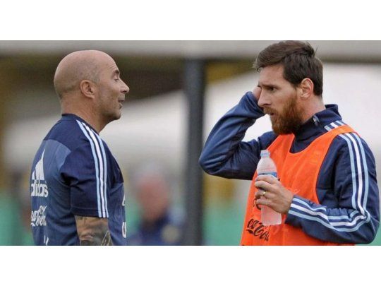 Sampaoli habló con Messi en Barcelona.