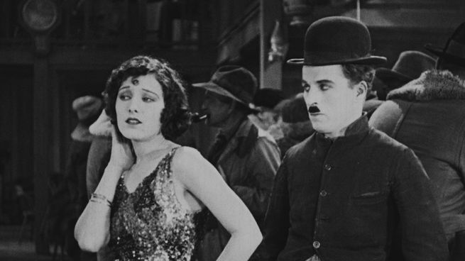 En el film, Chaplin interpreta a un solitario buscador de oro que llega a Alaska, a principios de siglo XX, en busca de fortuna.