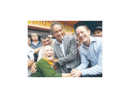 Daniel Scioli y Martín Insaurralde se disputan el afecto de una vecina de Lomas de Zamora. Hoy el candidato seguirá caminando el conurbano: toca Florecio Varela.