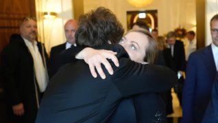 Al encontrarse en el funeral, Javier Milei y Georgia Meloni se fundieron en un sentido abrazo.