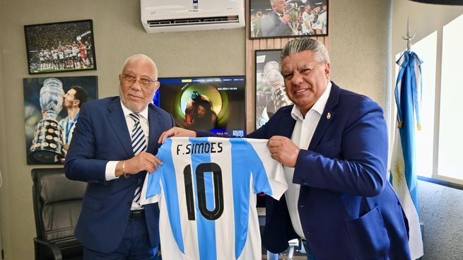 Claudio Tapia junto a su par angoleño Alves Simoes.