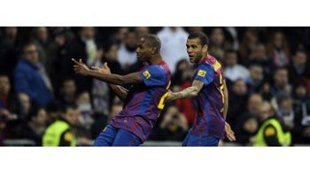Abidal festeja su gol, el de la victoria de Barcelona.