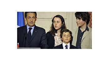 Junto a los hijos de Betancourt, Sarkozy celebró el rescate