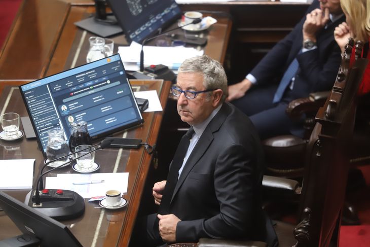 Julio Cobos propone cambiar el huso horario en la Argentina para ahorrar energía. Julio Cobos propone cambiar el huso horario en la Argentina para ahorrar energía.