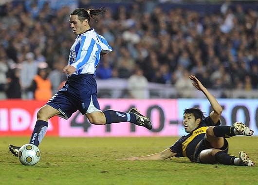 Definición. Castromán deja en el camino a Krupoviesa y abre el marcador con una definición serena