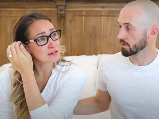 Myka Stauffer llorando en el video donde cont&oacute; porque tuvo que dejar ir a su hijo Huxley