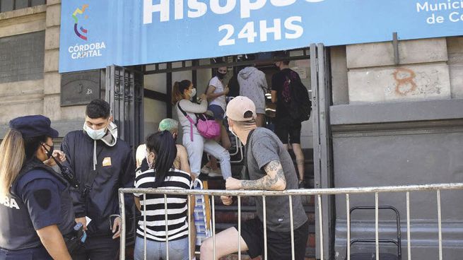 escenario. Largas filas en los centros de testeos de la provincia de Córdoba, que suspende desde hoy los eventos masivos por la suba de casos.