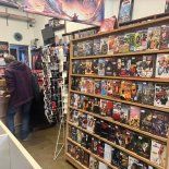 Existen locales que reinventaron el modelo del videoclub y hoy funcionan como puntos de venta. Existen locales que reinventaron el modelo del videoclub y hoy funcionan como puntos de venta.