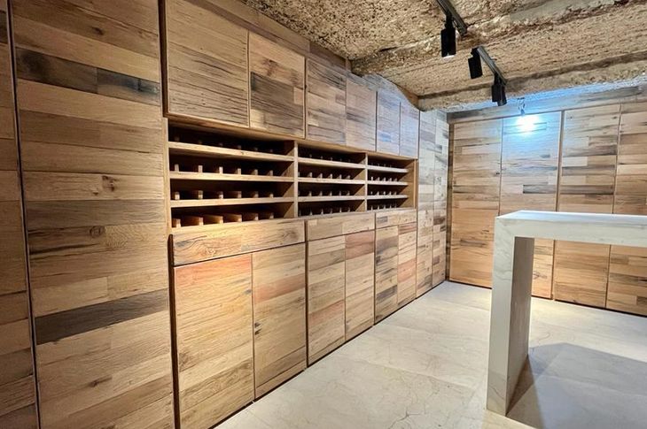 Cava: la bodega en el subsuelo de la residencia, revestida en roble francés, con capacidad para albergar más de 1.000 botellas de colección Cava: la bodega en el subsuelo de la residencia, revestida en roble francés, con capacidad para albergar más de 1.000 botellas de colección