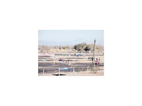 Los ocupas llegaron ayer a 200 metros del aeropuerto internacional. Hubo tensión y temor a cierre forzado de la terminal.