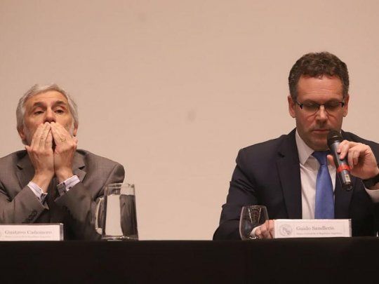 Gestos. El titular del BCRA, Guido Sandleris, acompañado por el vice, Gustavo Cañonero, ayer en la conferencia.