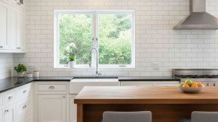 Los azulejos se despiden y aparece una nueva tendencia para el revestimiento de la cocina.