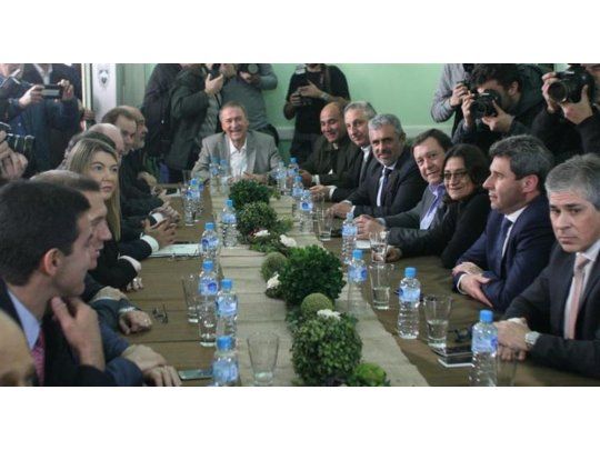 Con más comensales. Se agrandó ayer la mesa de gobernadores, con el sanjuanino Sergio Uñac como anfitrión. Además de degustar carne de llama, paladearon la idea de pelear una mayor tajada del impuesto al cheque.