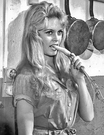 brigitte bardot dios creo a la mujer 2