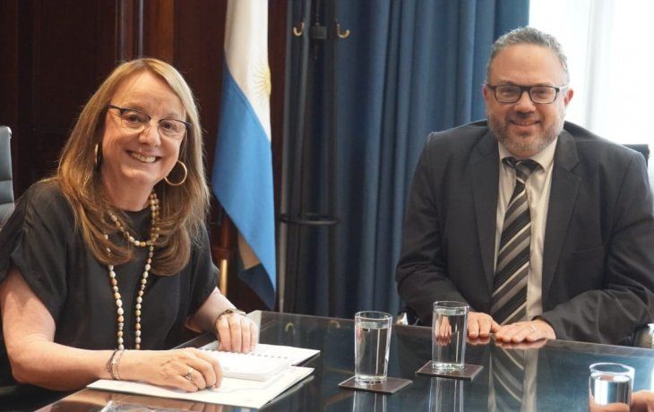 La gobernadora Alicia Kirchner, durante un encuentro en febrero con el ministro de Desarrollo Productivo, Matías Kulfas. Uno de los planteos regionales tuvo respuesta positiva.