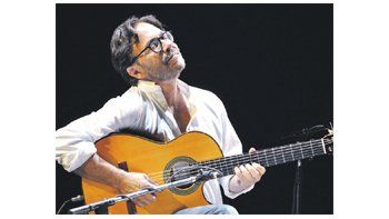 En su nuevo recital , donde predominaron arreglos sobre temas de Los Beatles, Al Di Meola volvió a exhibir su enorme virtuosismo como instrumentista, tocando la guitarra acústica con púa como si fuera un músico flamenco.