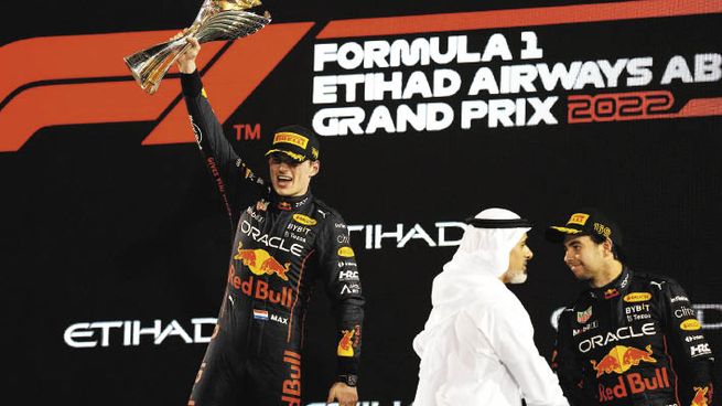 crece. La injerencia del rico Estado del Golfo en la F-1. En la foto, Verstappen celebra en Abu Dhabi, en 2022.