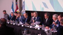 Francos, Pullaro y Javkin, en el centro de la mesa.