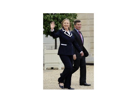 Hillary Clinton antes de entrevistarse con el presidente francés, Francois Hollande.