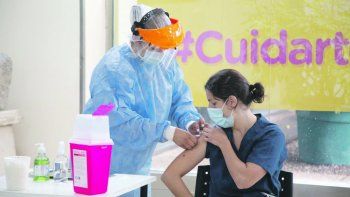 Dosis. Las 23.100 dosis iniciales de la Sputnik V que recibió la Ciudad serán para personal de primera línea de 17 hospitales del sistema de salud porteño y 20 del privado o dependientes de otras jurisdicciones. Ayer comenzó la aplicación en el Hospital Argerich.