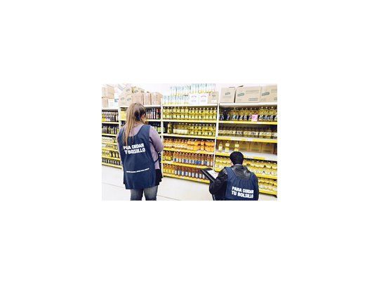 Militantes del conurbano controlaron ayer que los productos del listado de acuerdo de precios estén disponibles. El fin de semana La Cámpora, Kolina y el Movimiento Evita saldrán a fiscalizar góndolas.