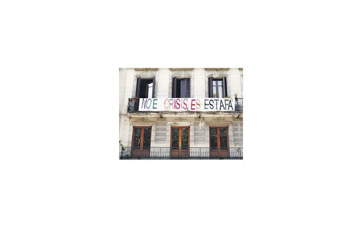 Un cartel elocuente del ánimo de la protesta es exhibido en un edificio de la Rambla de Barcelona.
