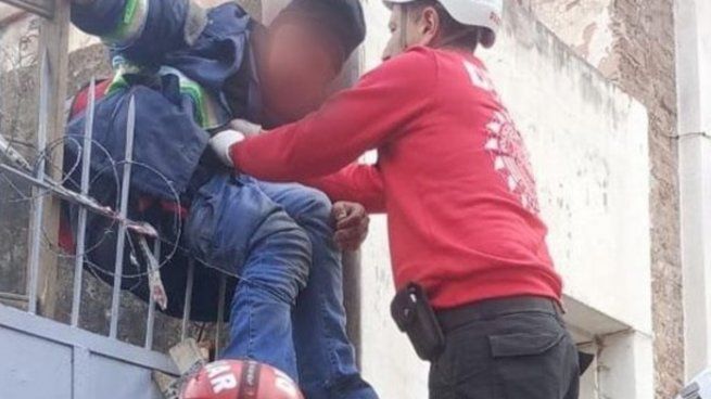 Quiso robar una casa y se enganchó los testículos en las rejas