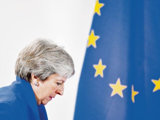 ¿de salida?. Theresa May, con una bandera europea de fondo, en una foto de archivo. La salida del Reino Unido de la Unión Europea puede ser la piedra en el zapato que termine con su carrera política.