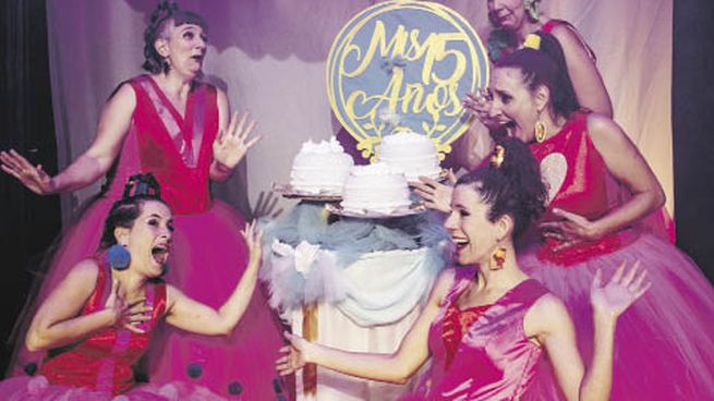 Ciertas Petunias. El grupo teatral cumplió 15 años y los festeja riéndose de una ceremonia tradicional.