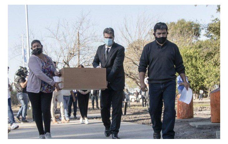 El gobernador Jorge Capitanich traslada hacia el Memorial la urna con los restos de ind&iacute;genas de las comunidades Qom y Mocov&iacute;.