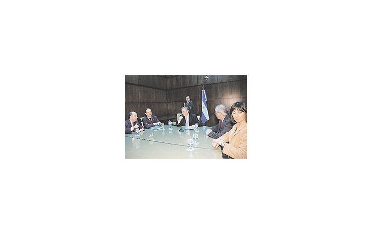ámbito.com | El presidente Kirchner participó de la firma del acuerdo automotor con Brasil con la presencia de funcionarios de los dos países.