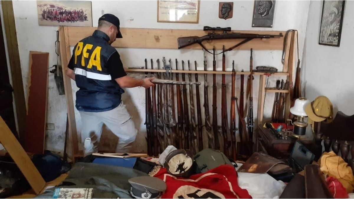 Quilmes: a man was arrested in his house with dozens of rifles and elements with symbols of Nazism