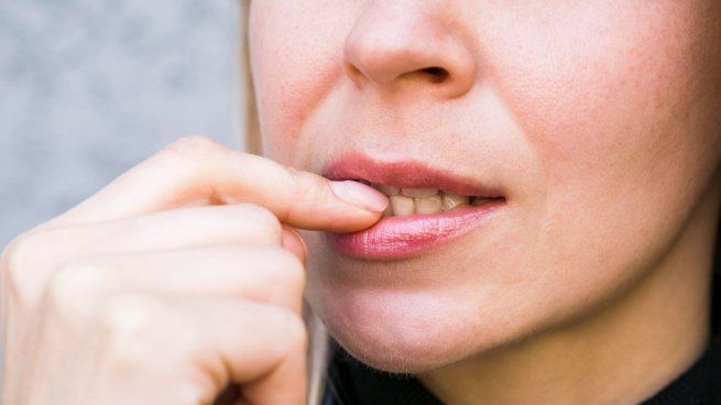 El significado de morderse los labios depende tanto del contexto como de las características individuales de cada persona.